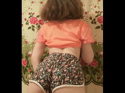❤️ Seksikäs nuori beibi riisuu shortsinsa kameran edessä ❤️ Porno vk at us