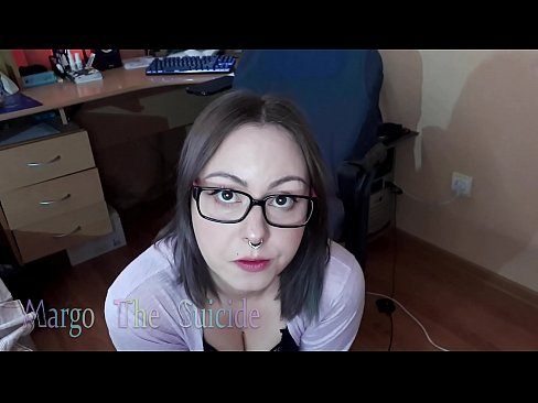 ❤️ Seksikäs tyttö lasit päässä imee dildoa syvälle kameraan ❤️ Porno vk at us