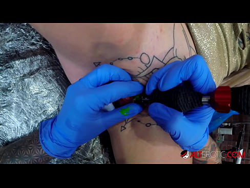 ❤️ Äärimmäisen tatuoitu hottie Sully Savage sai tatuoinnin klitorikseen ❤️ Porno vk at us